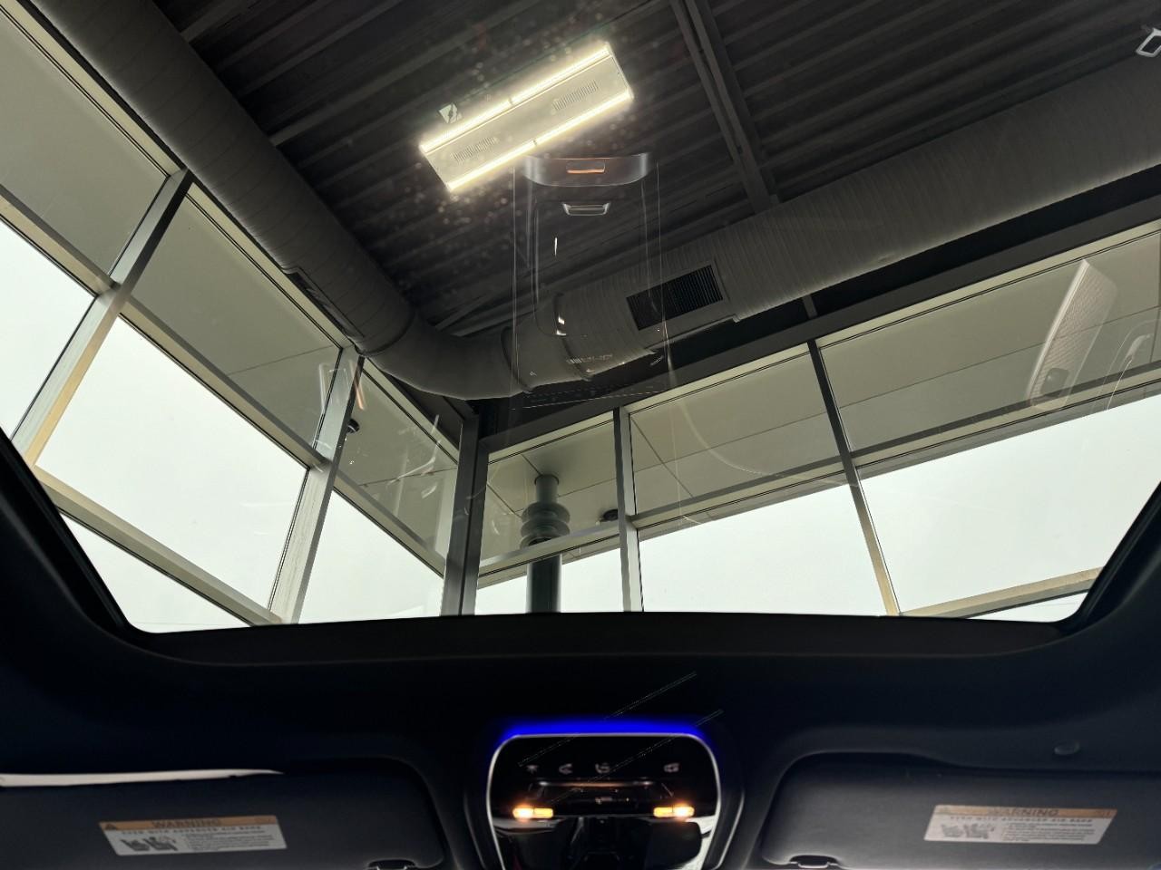 Mercedes-Benz GLC Vehicle Full-screen Gallery Image 11