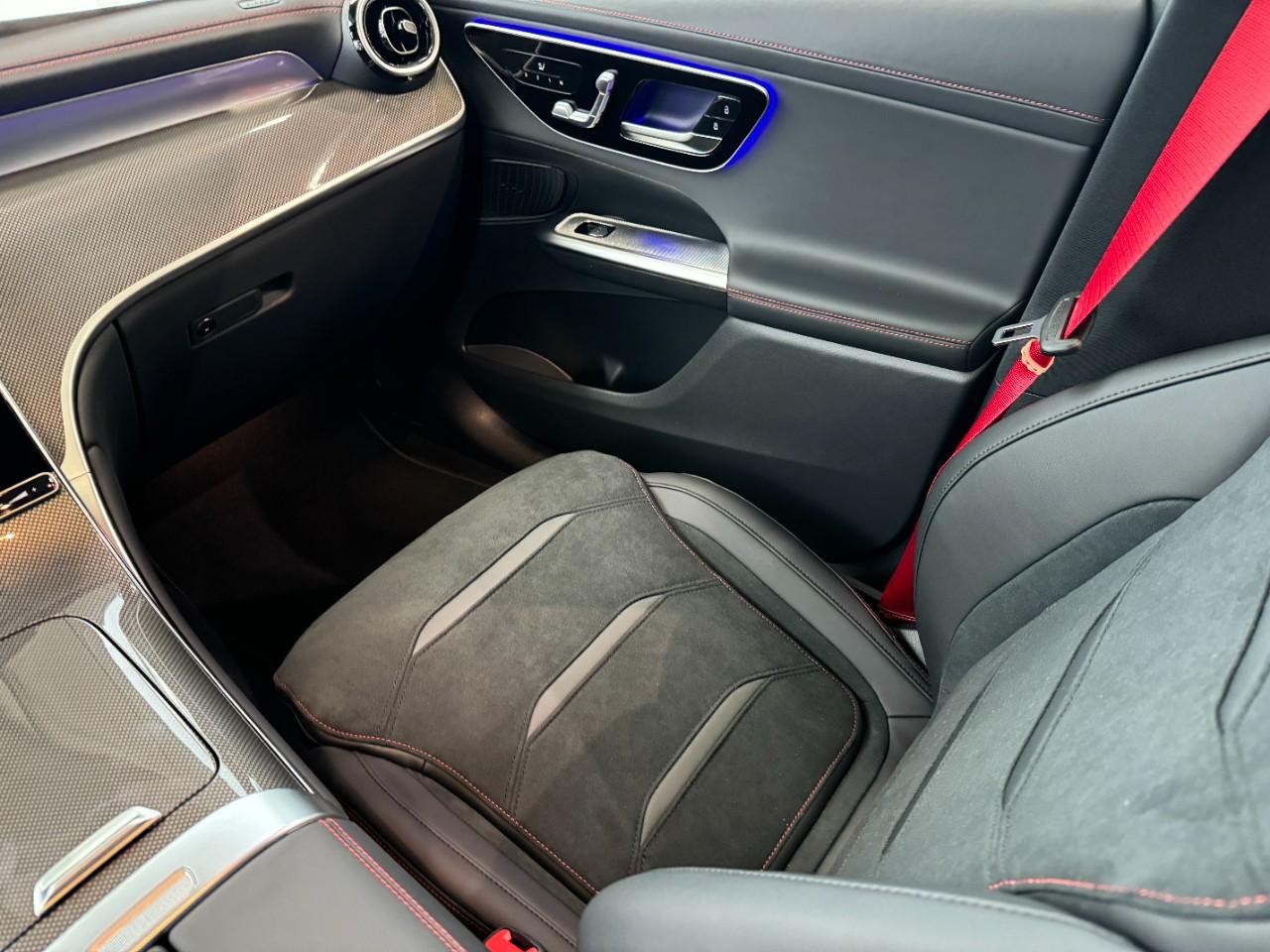 Mercedes-Benz GLC Vehicle Full-screen Gallery Image 15