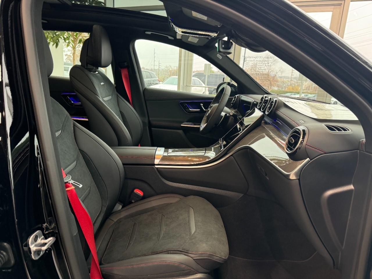 Mercedes-Benz GLC Vehicle Full-screen Gallery Image 16