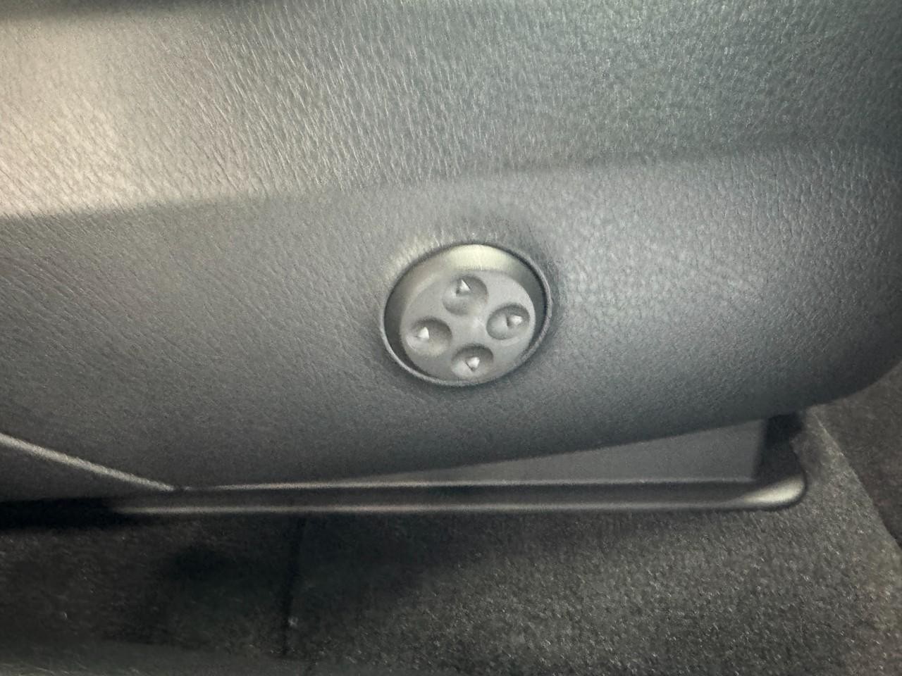 Mercedes-Benz GLC Vehicle Full-screen Gallery Image 18