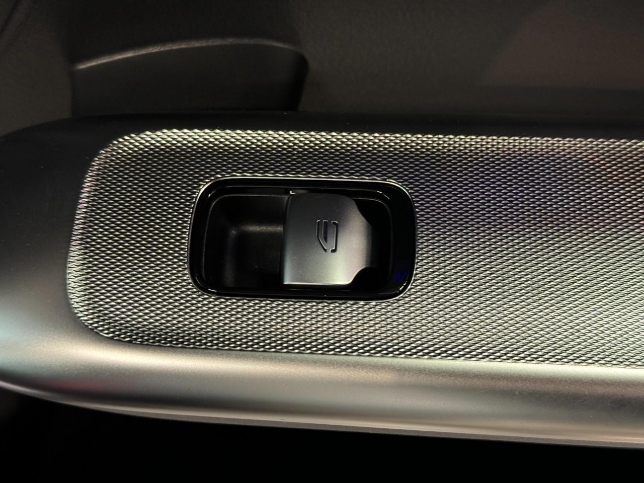 Mercedes-Benz GLC Vehicle Full-screen Gallery Image 21