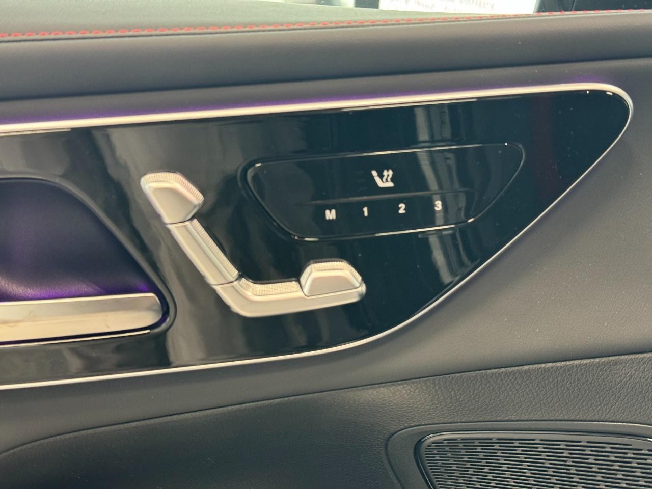 Mercedes-Benz GLC Vehicle Full-screen Gallery Image 22