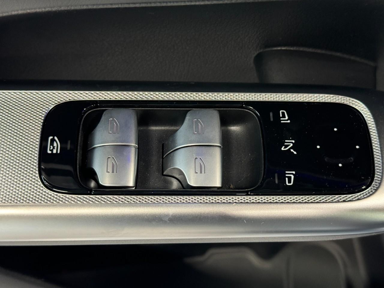 Mercedes-Benz GLC Vehicle Full-screen Gallery Image 24