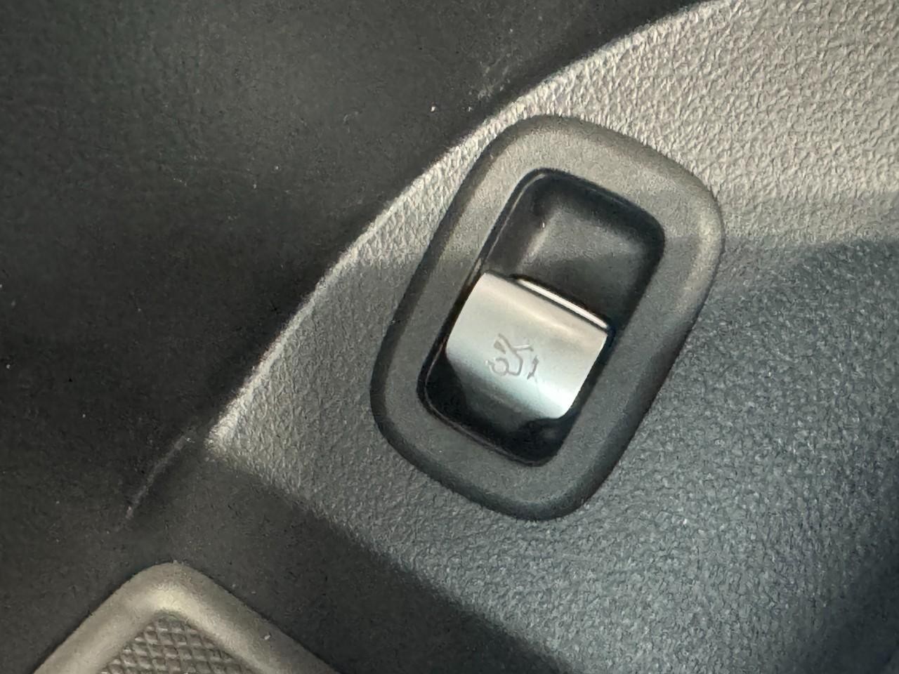 Mercedes-Benz GLC Vehicle Full-screen Gallery Image 25