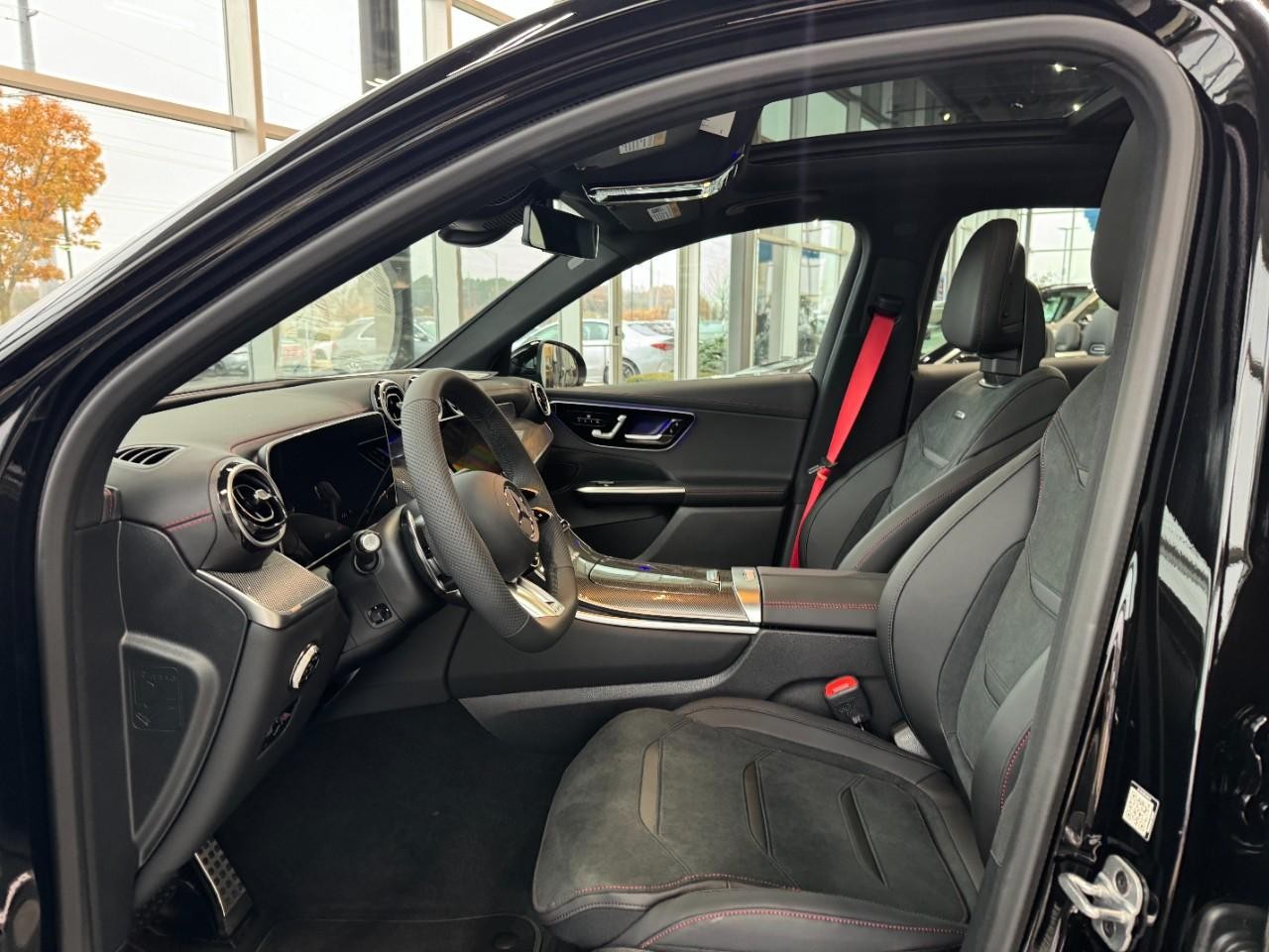 Mercedes-Benz GLC Vehicle Full-screen Gallery Image 26