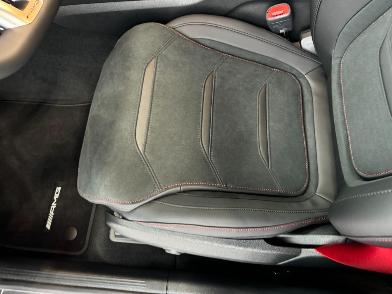 Mercedes-Benz GLC Vehicle Full-screen Gallery Image 27