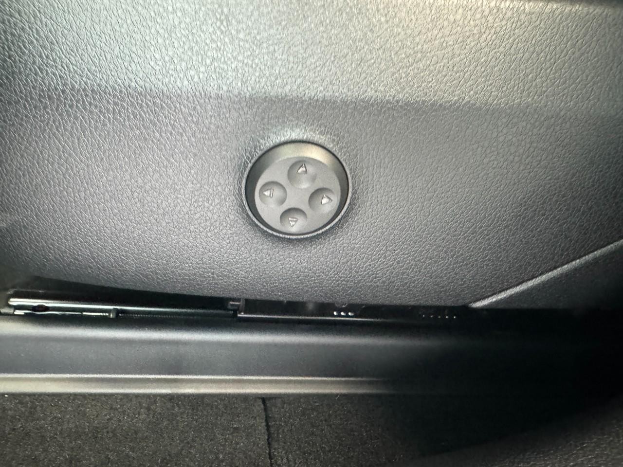 Mercedes-Benz GLC Vehicle Full-screen Gallery Image 28