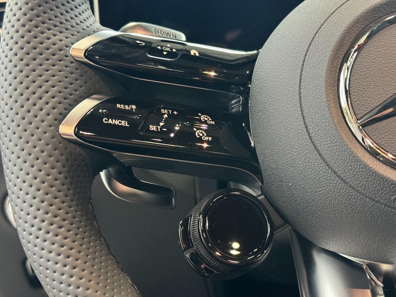 Mercedes-Benz GLC Vehicle Full-screen Gallery Image 30