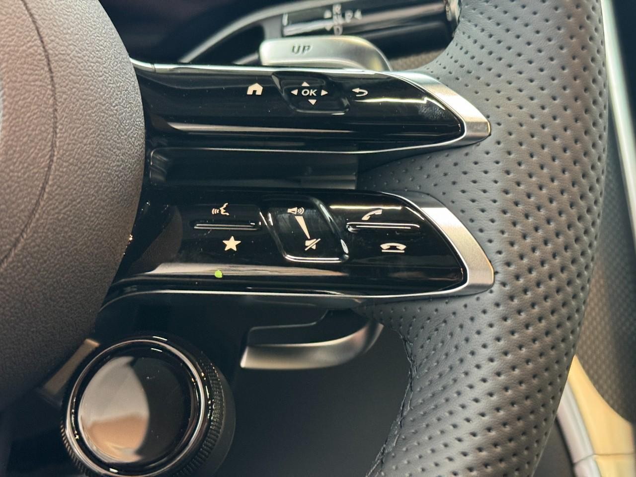 Mercedes-Benz GLC Vehicle Full-screen Gallery Image 31