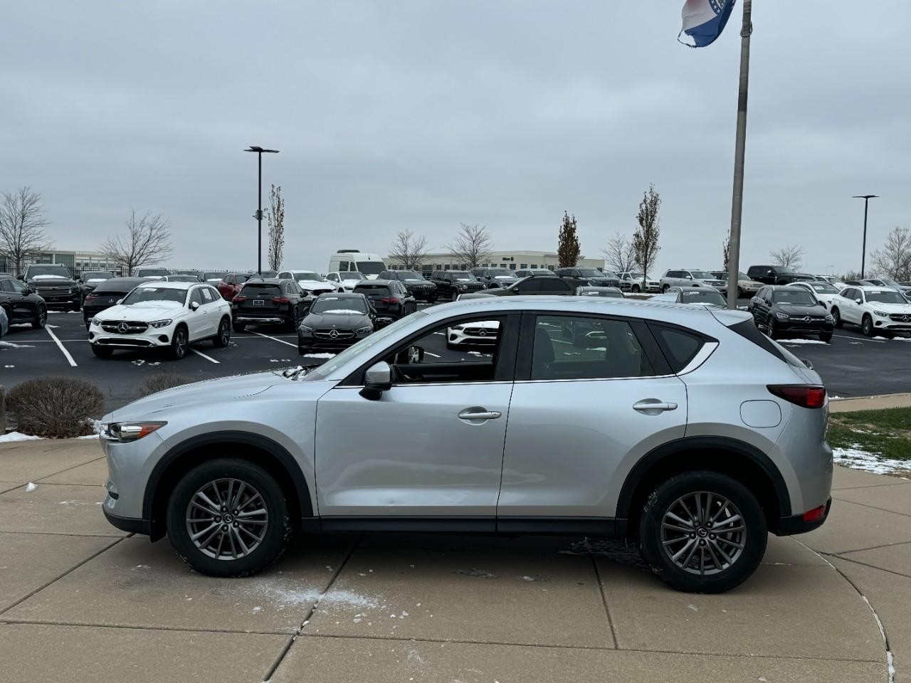 Mazda CX-5 Vehicle Full-screen Gallery Image 2