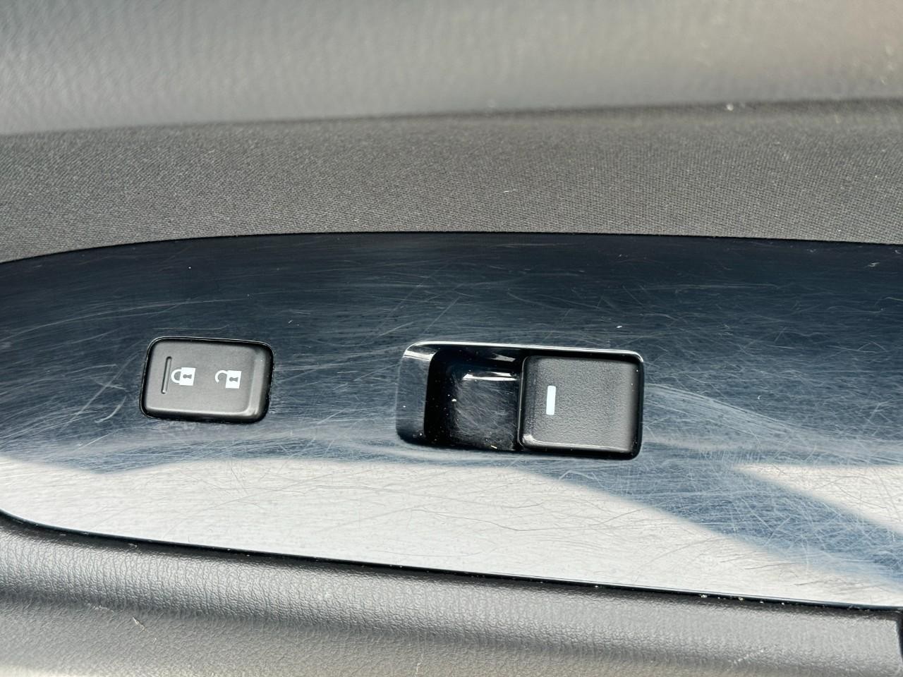 Mazda CX-5 Vehicle Full-screen Gallery Image 19