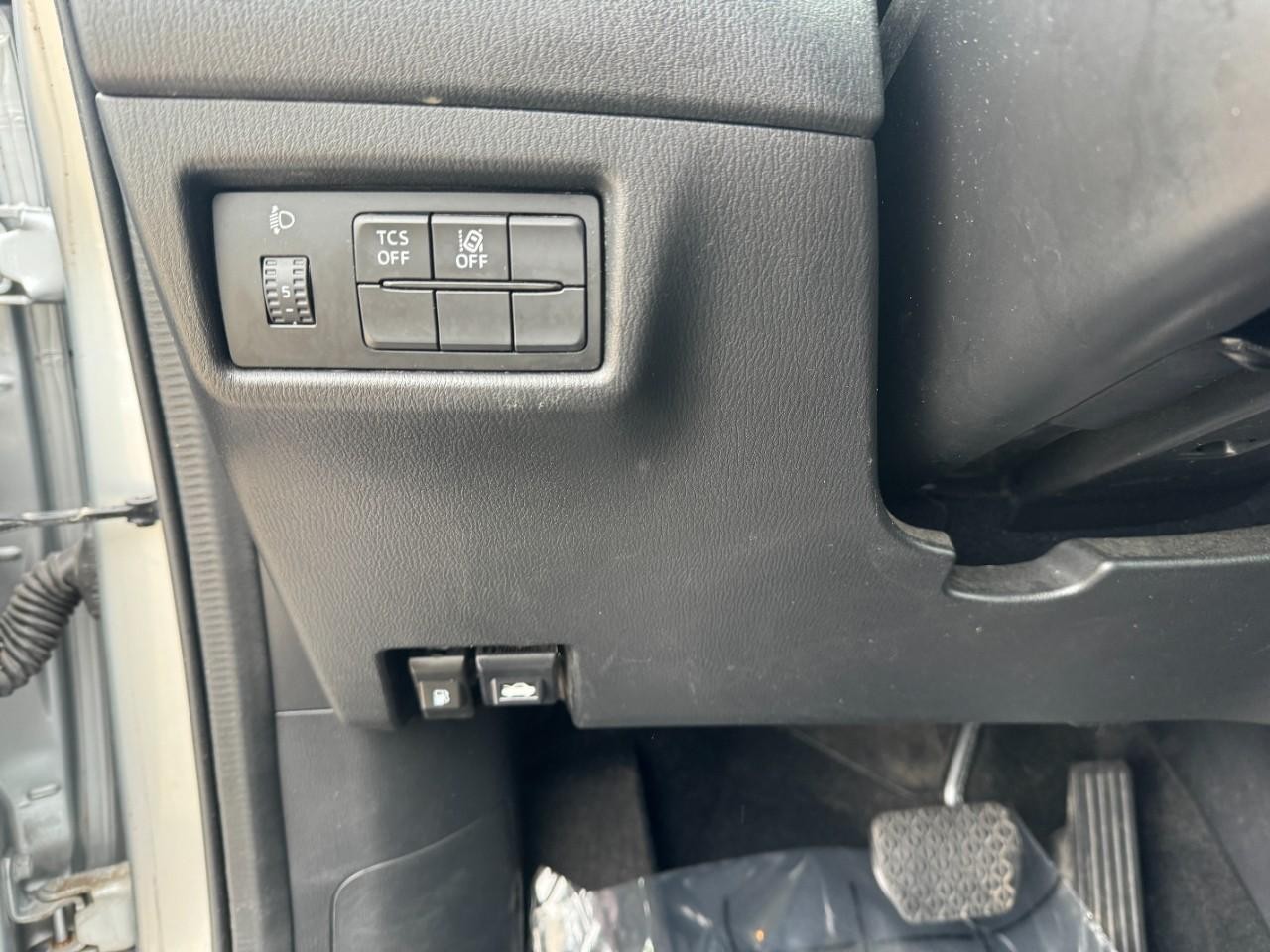 Mazda CX-5 Vehicle Full-screen Gallery Image 24