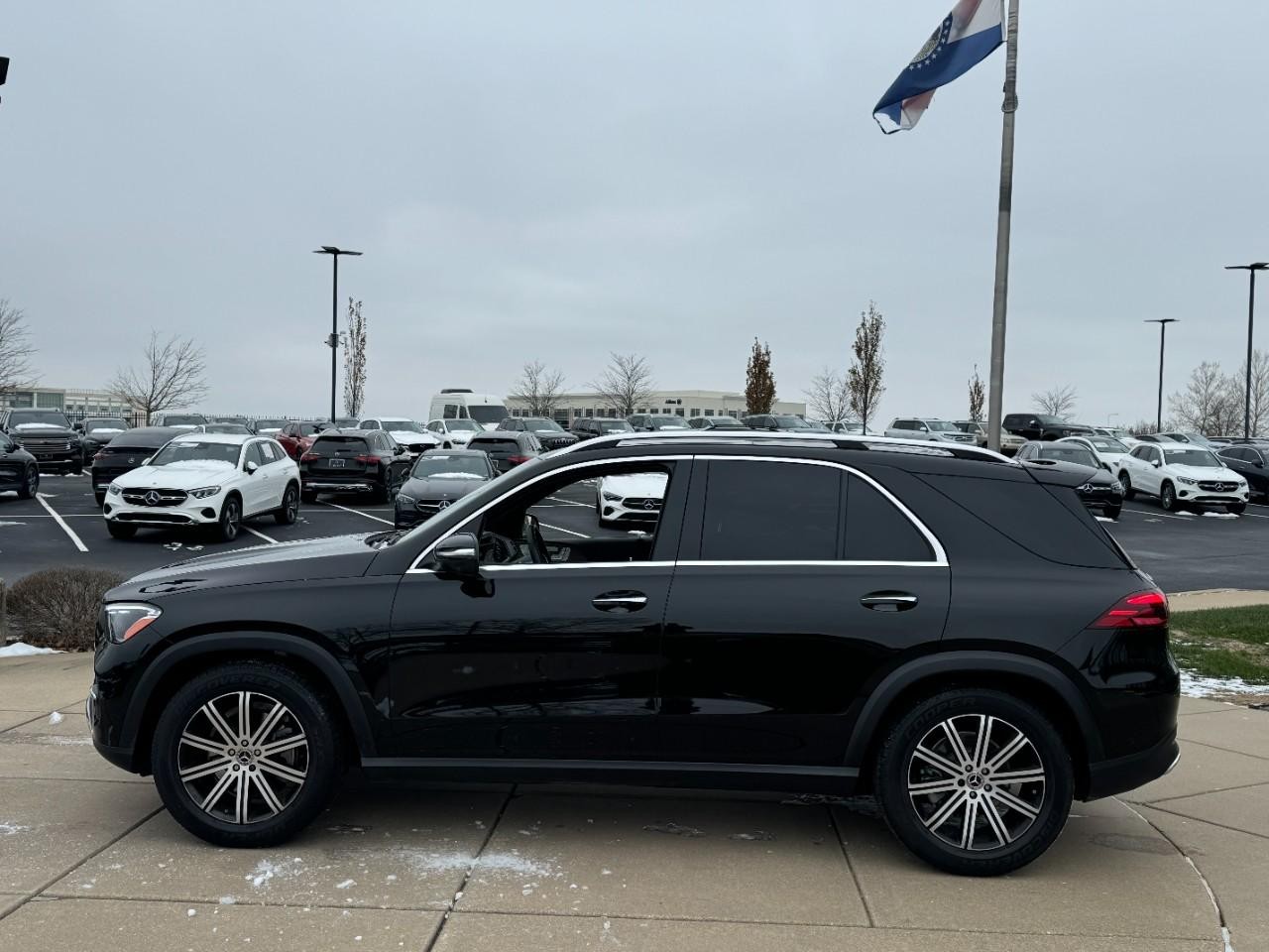 Mercedes-Benz GLE Vehicle Full-screen Gallery Image 2