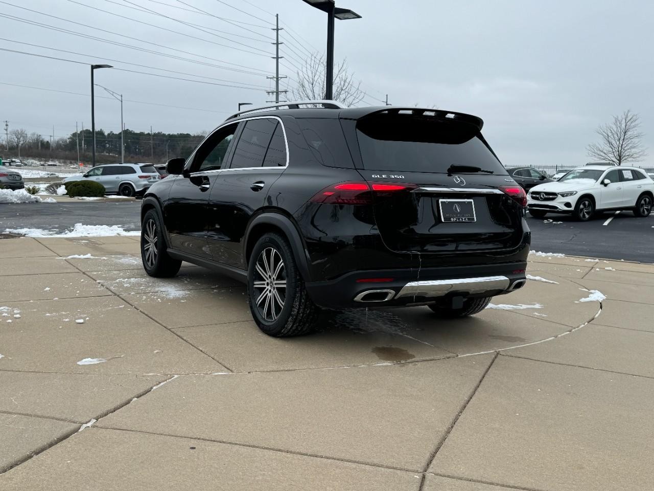 Mercedes-Benz GLE Vehicle Full-screen Gallery Image 3