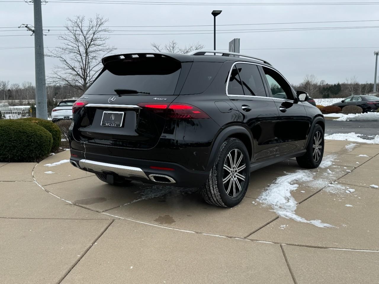 Mercedes-Benz GLE Vehicle Full-screen Gallery Image 4