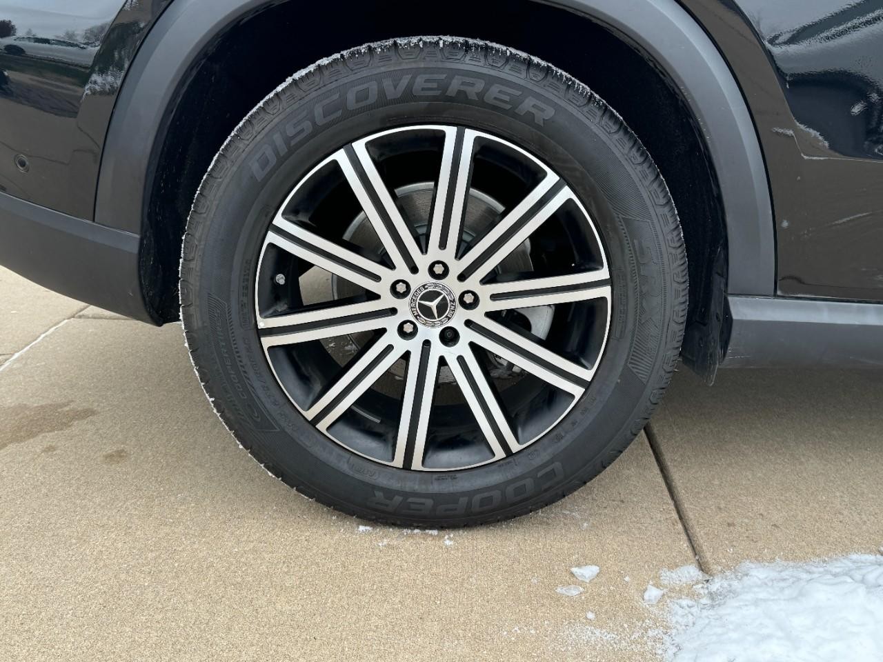 Mercedes-Benz GLE Vehicle Full-screen Gallery Image 5