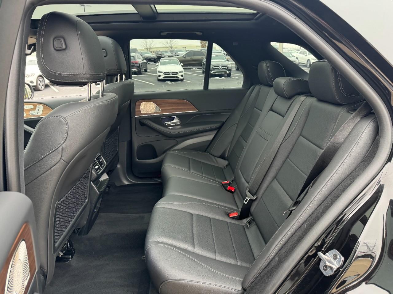 Mercedes-Benz GLE Vehicle Full-screen Gallery Image 8