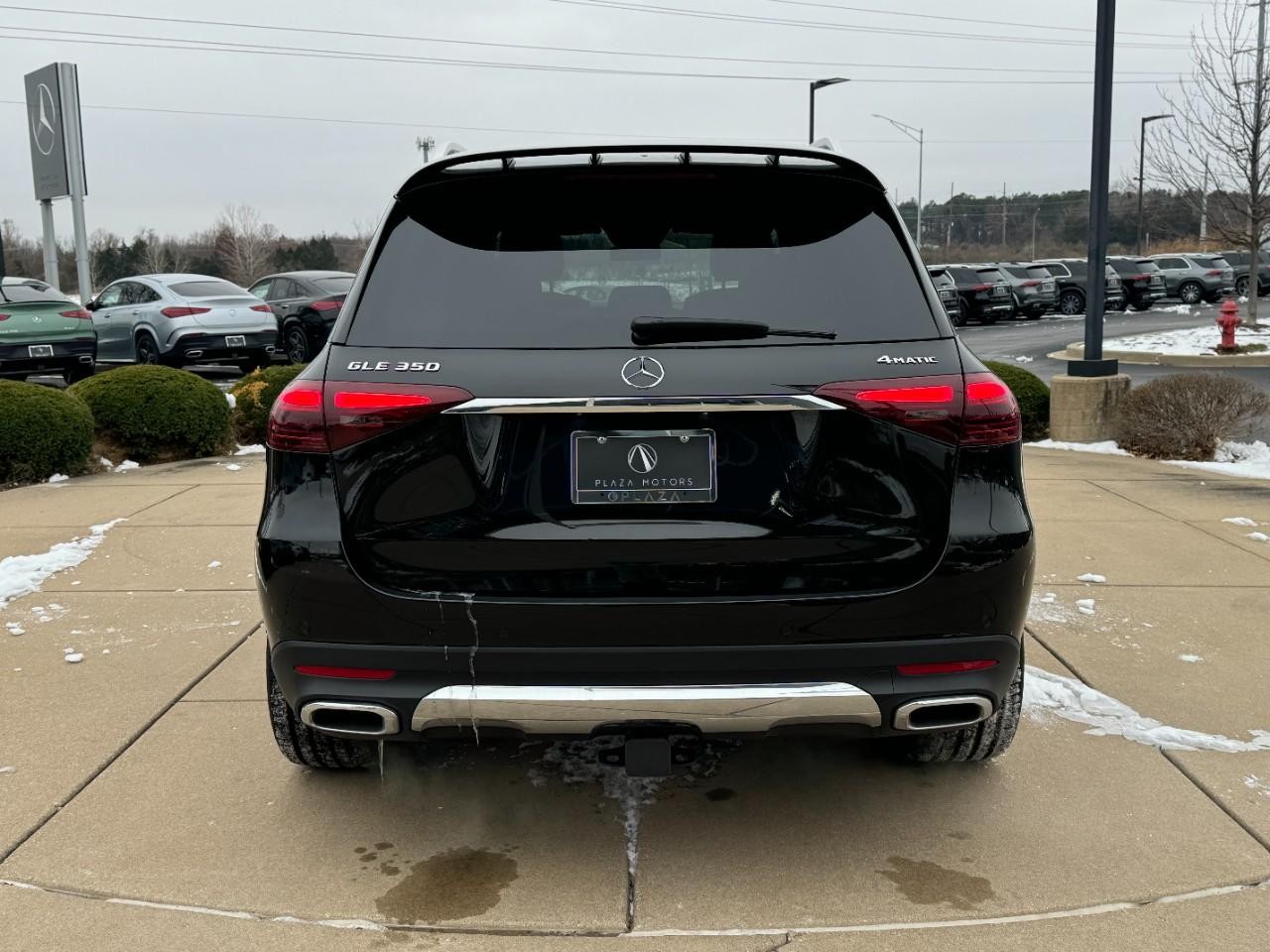 Mercedes-Benz GLE Vehicle Full-screen Gallery Image 9