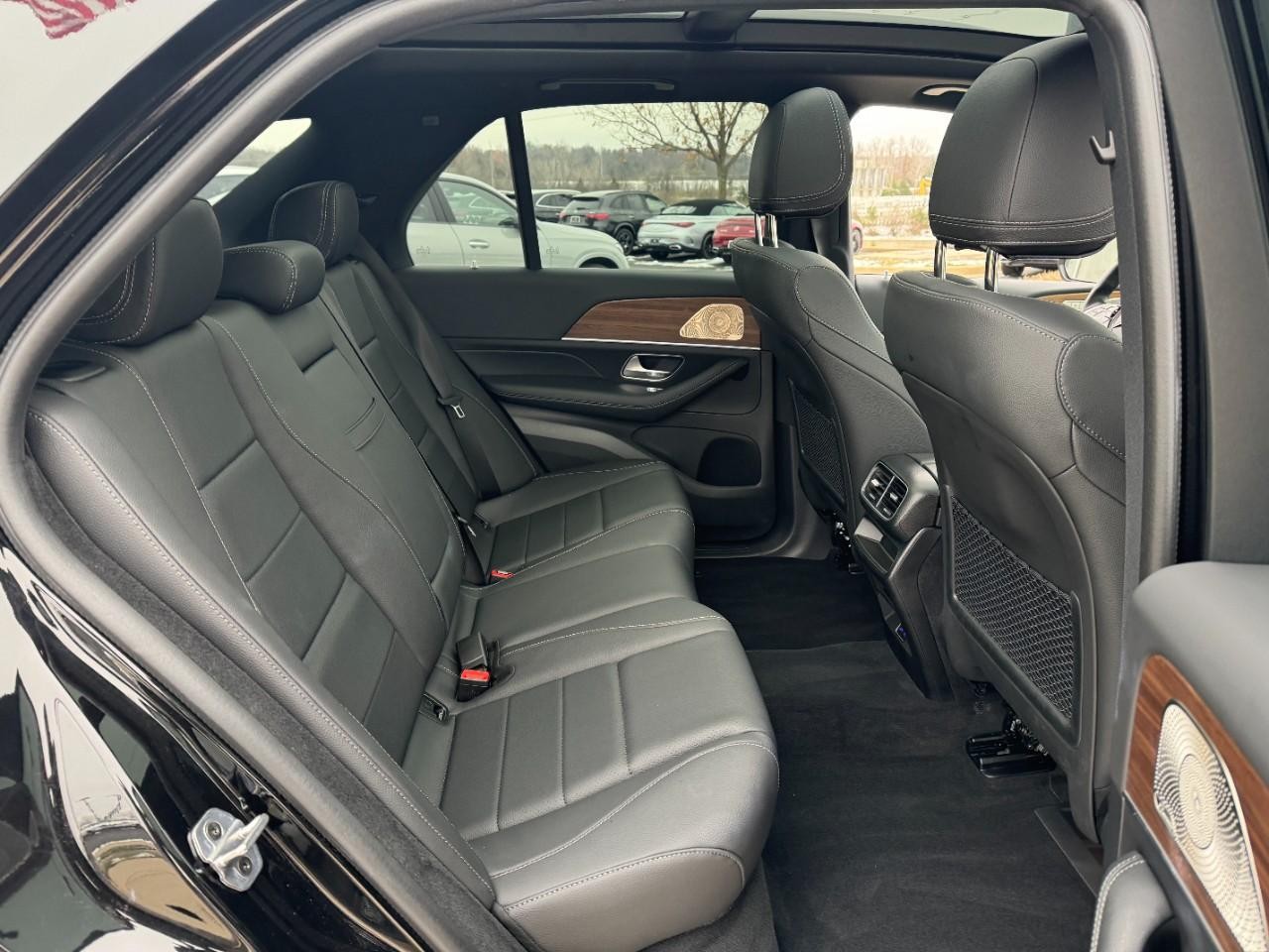 Mercedes-Benz GLE Vehicle Full-screen Gallery Image 10