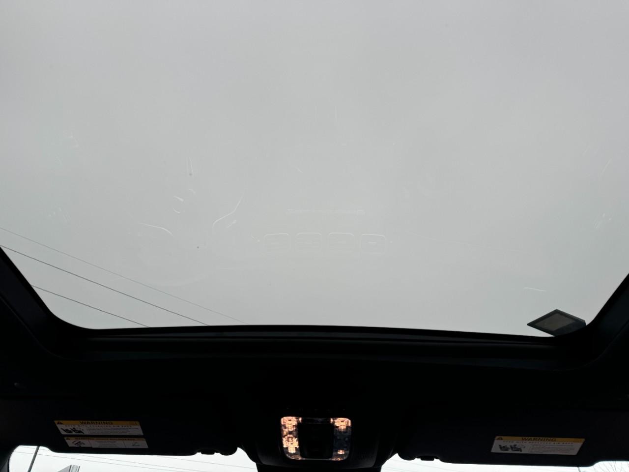 Mercedes-Benz GLE Vehicle Full-screen Gallery Image 11