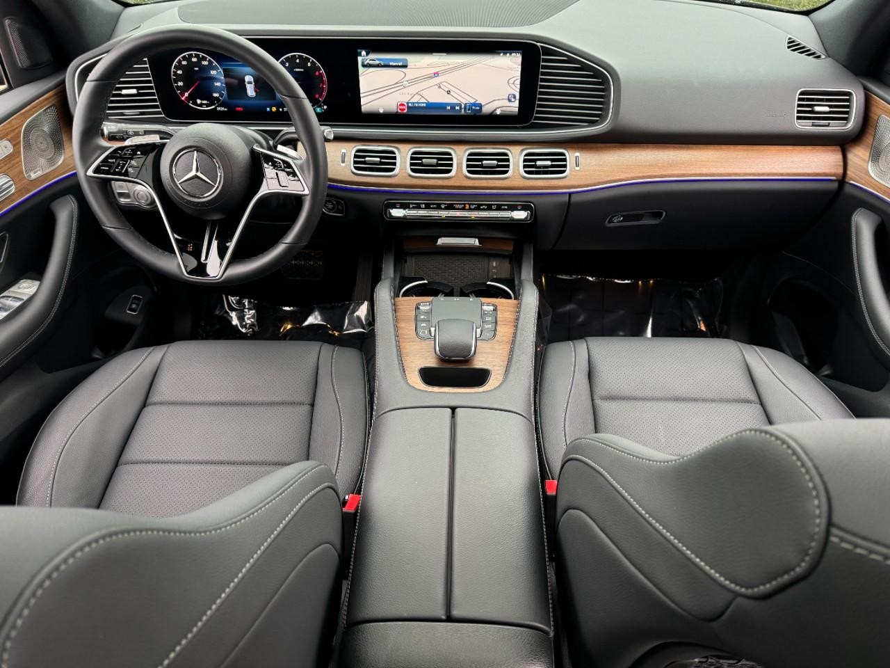 Mercedes-Benz GLE Vehicle Full-screen Gallery Image 12