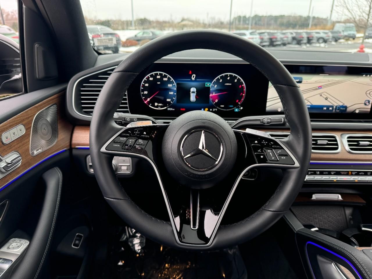 Mercedes-Benz GLE Vehicle Full-screen Gallery Image 13