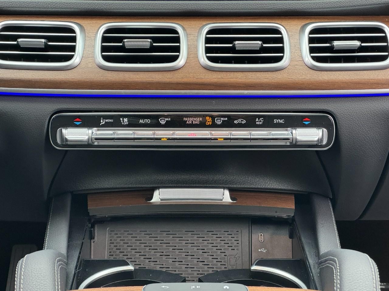 Mercedes-Benz GLE Vehicle Full-screen Gallery Image 15