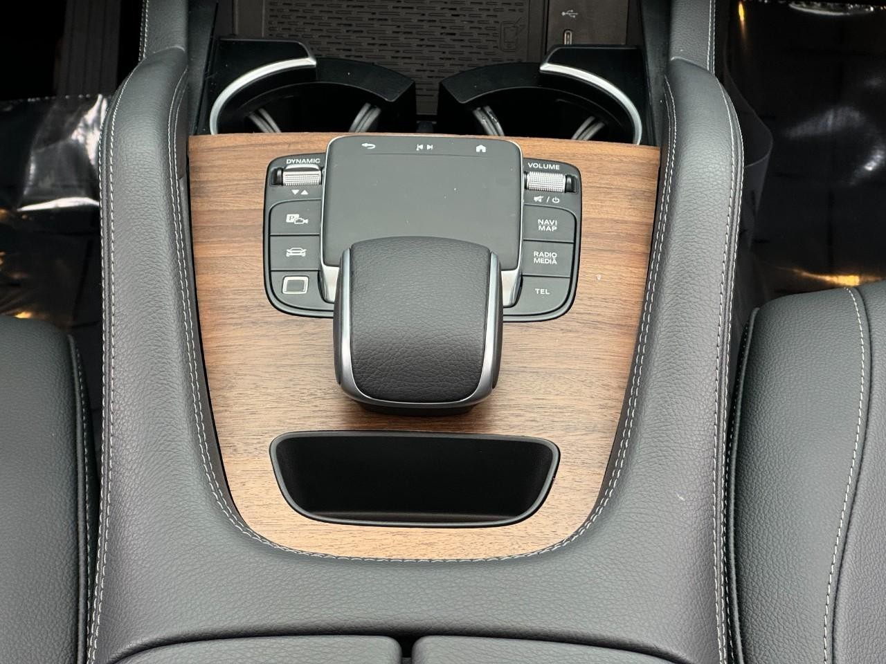 Mercedes-Benz GLE Vehicle Full-screen Gallery Image 16