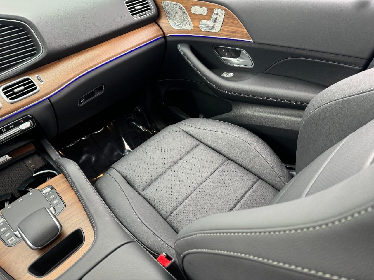 Mercedes-Benz GLE Vehicle Full-screen Gallery Image 17