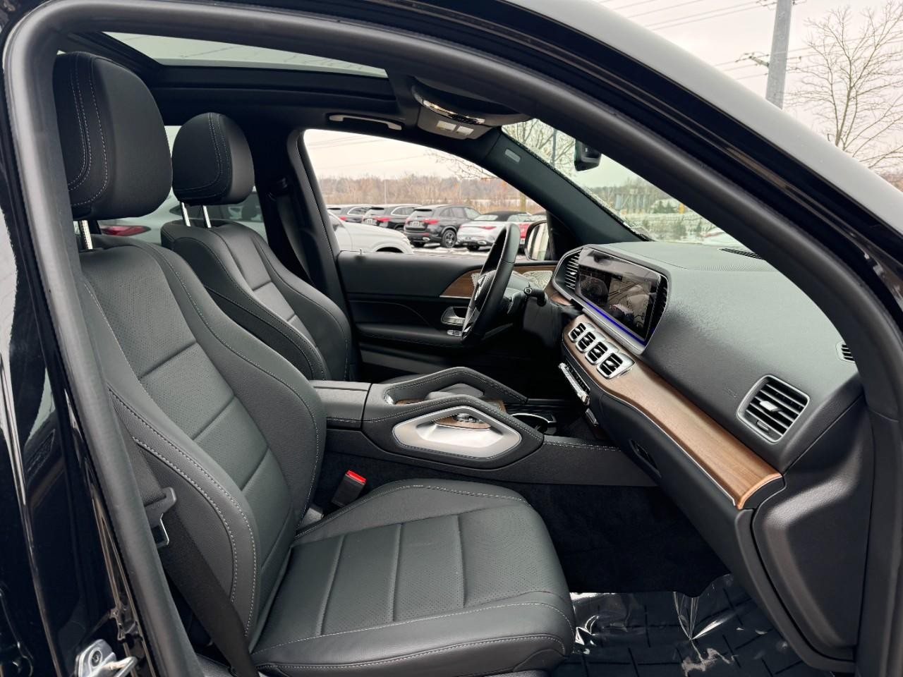 Mercedes-Benz GLE Vehicle Full-screen Gallery Image 18