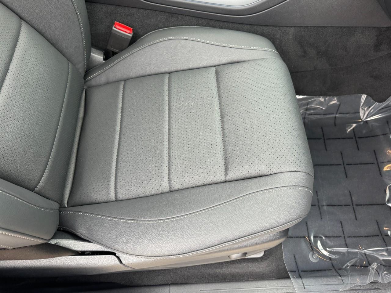 Mercedes-Benz GLE Vehicle Full-screen Gallery Image 19