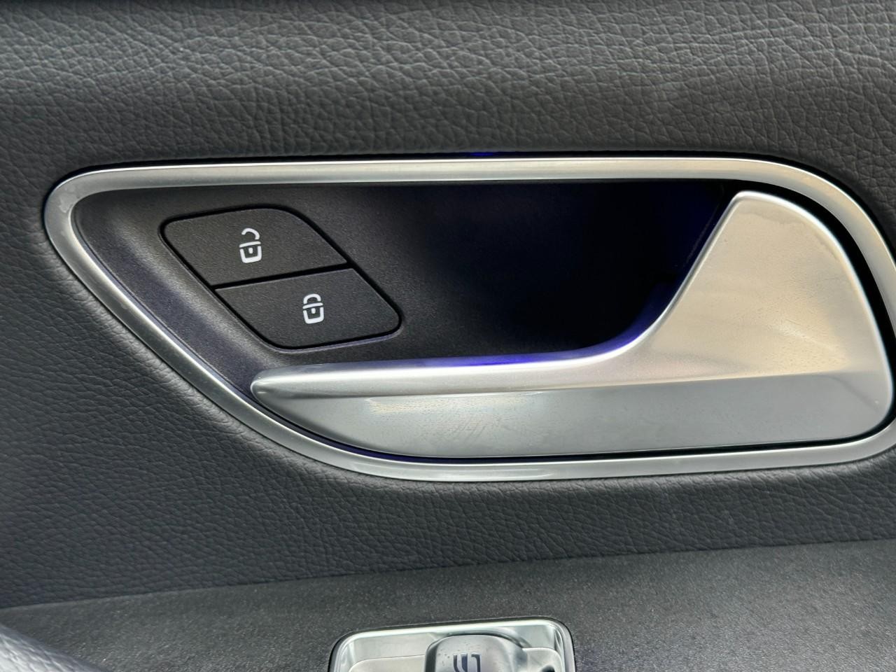 Mercedes-Benz GLE Vehicle Full-screen Gallery Image 22