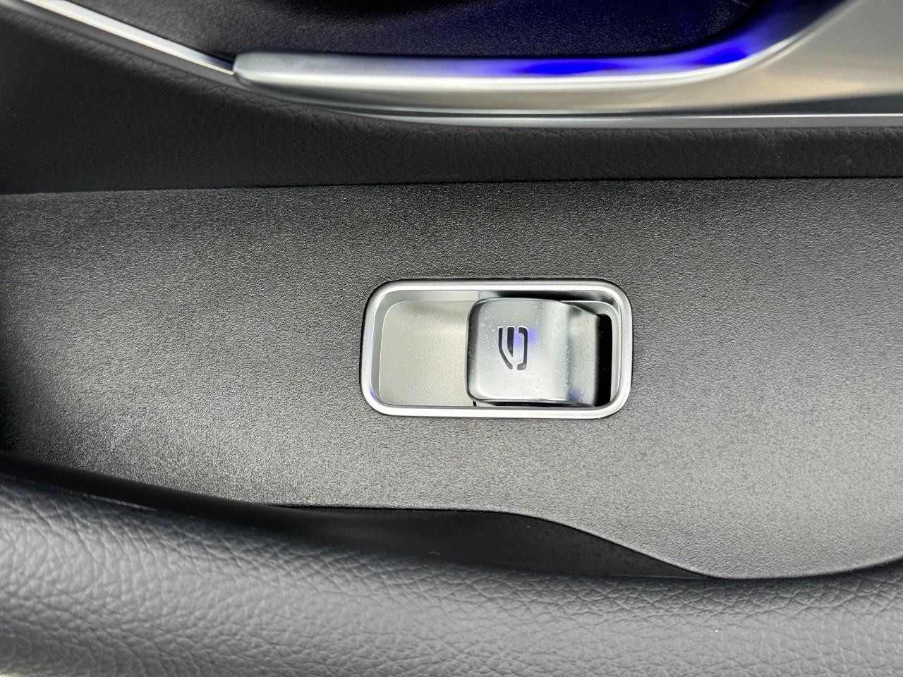 Mercedes-Benz GLE Vehicle Full-screen Gallery Image 23