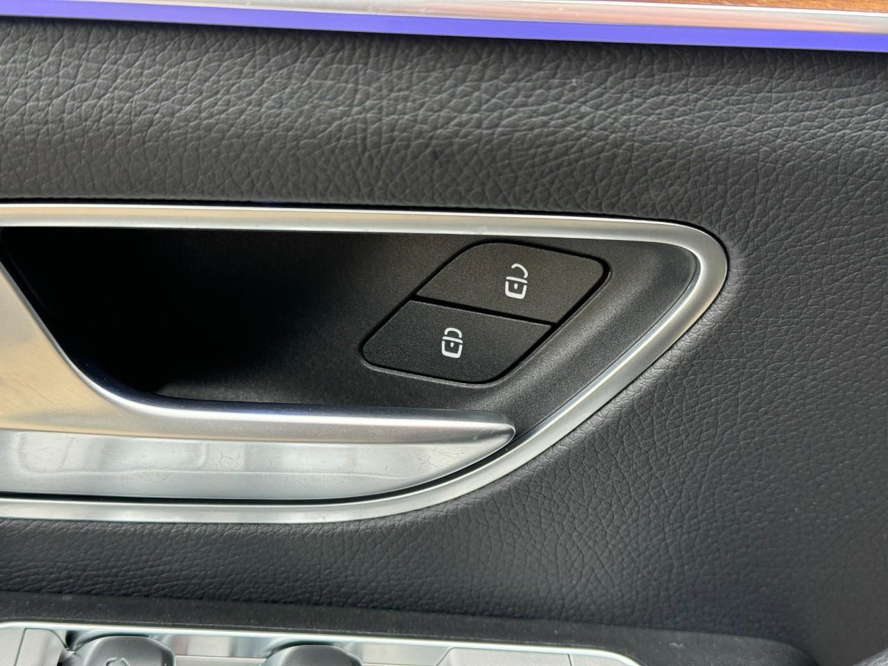 Mercedes-Benz GLE Vehicle Full-screen Gallery Image 26