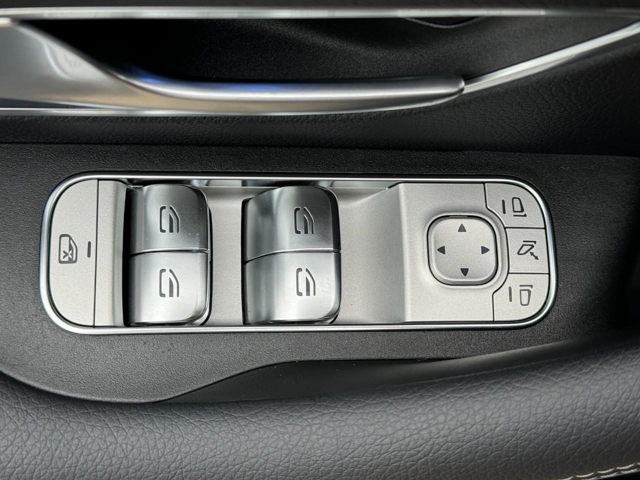 Mercedes-Benz GLE Vehicle Full-screen Gallery Image 27