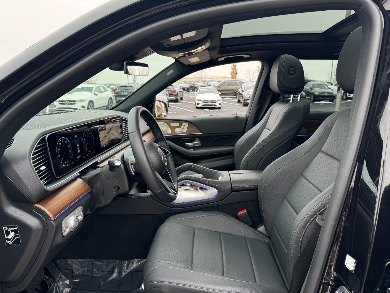 Mercedes-Benz GLE Vehicle Full-screen Gallery Image 29