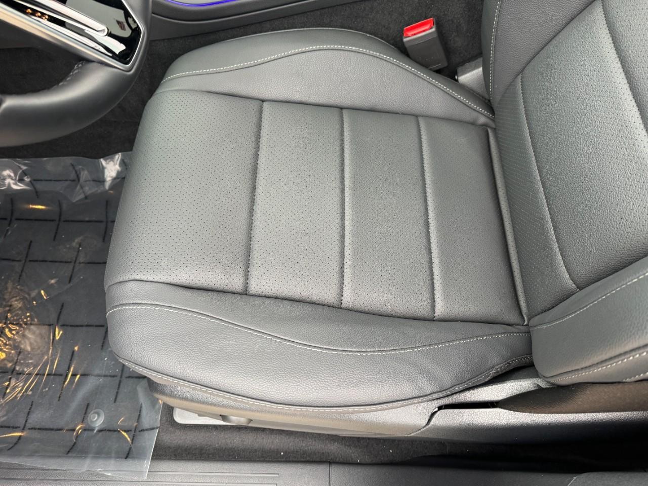 Mercedes-Benz GLE Vehicle Full-screen Gallery Image 30