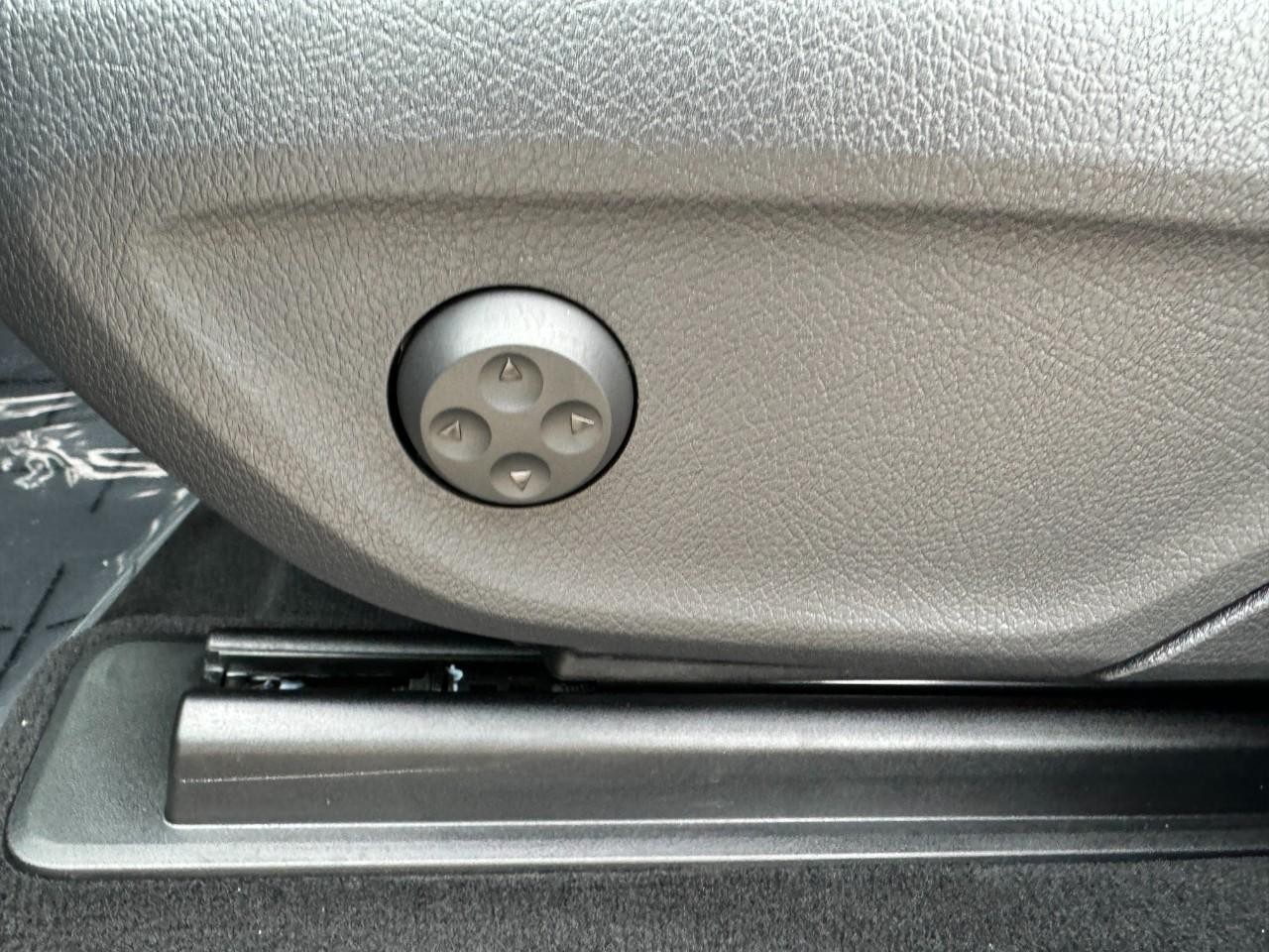 Mercedes-Benz GLE Vehicle Full-screen Gallery Image 31