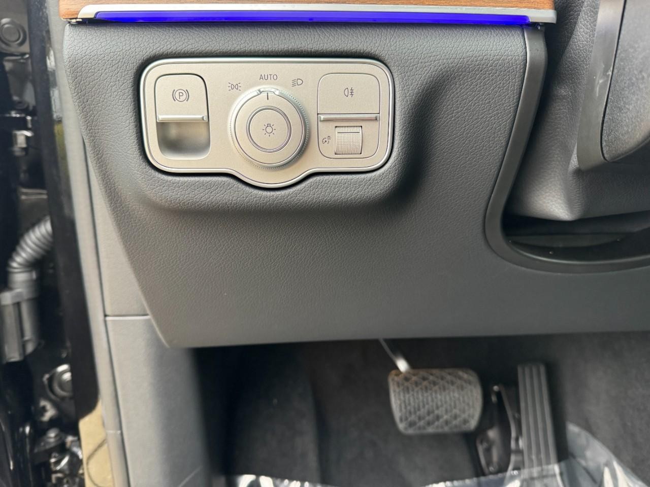 Mercedes-Benz GLE Vehicle Full-screen Gallery Image 32