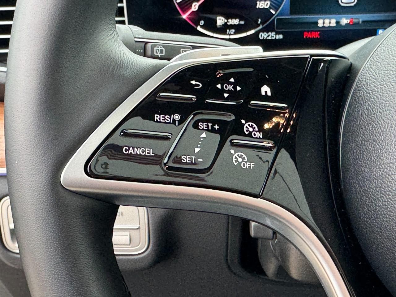 Mercedes-Benz GLE Vehicle Full-screen Gallery Image 33