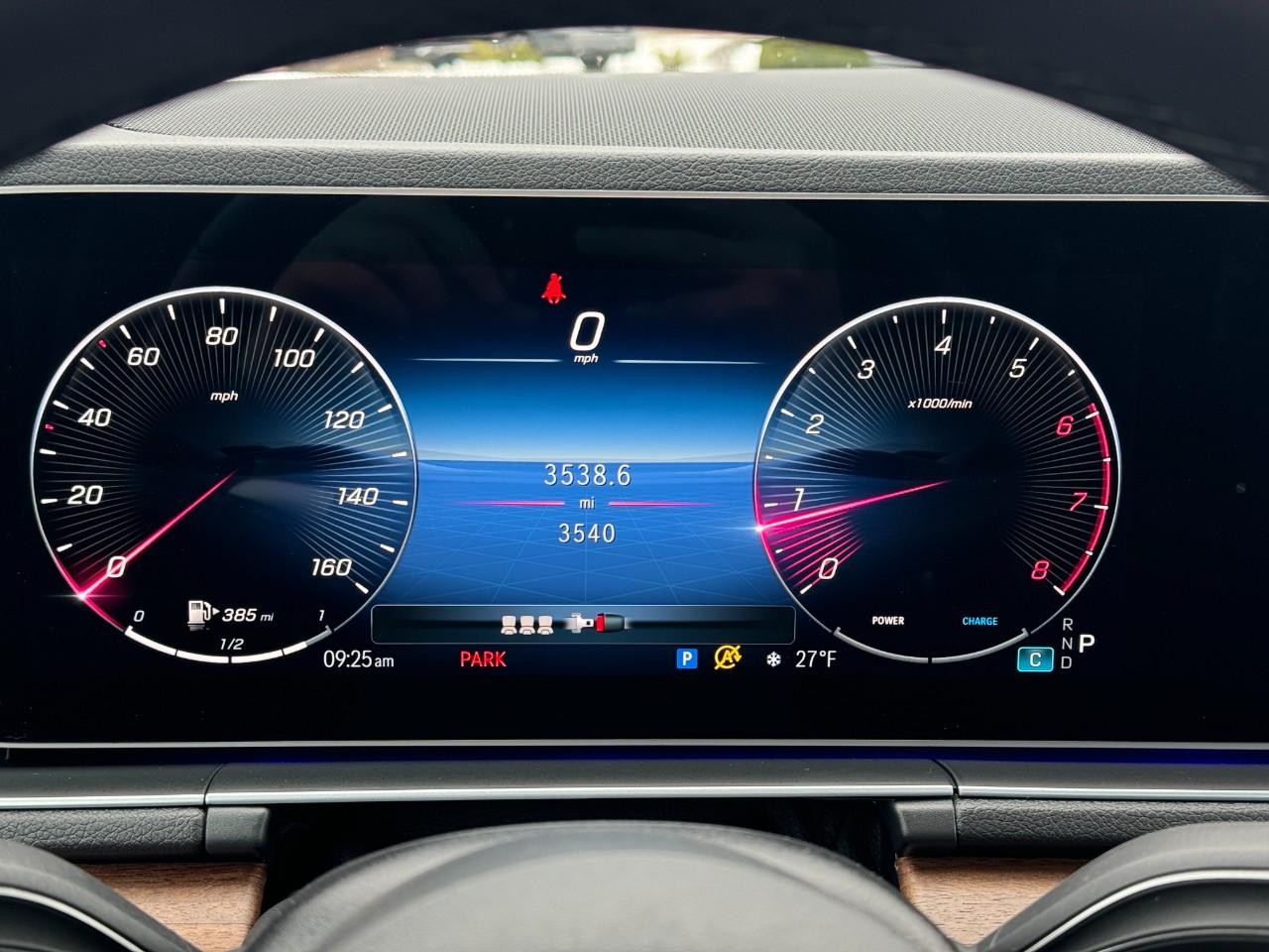 Mercedes-Benz GLE Vehicle Full-screen Gallery Image 35