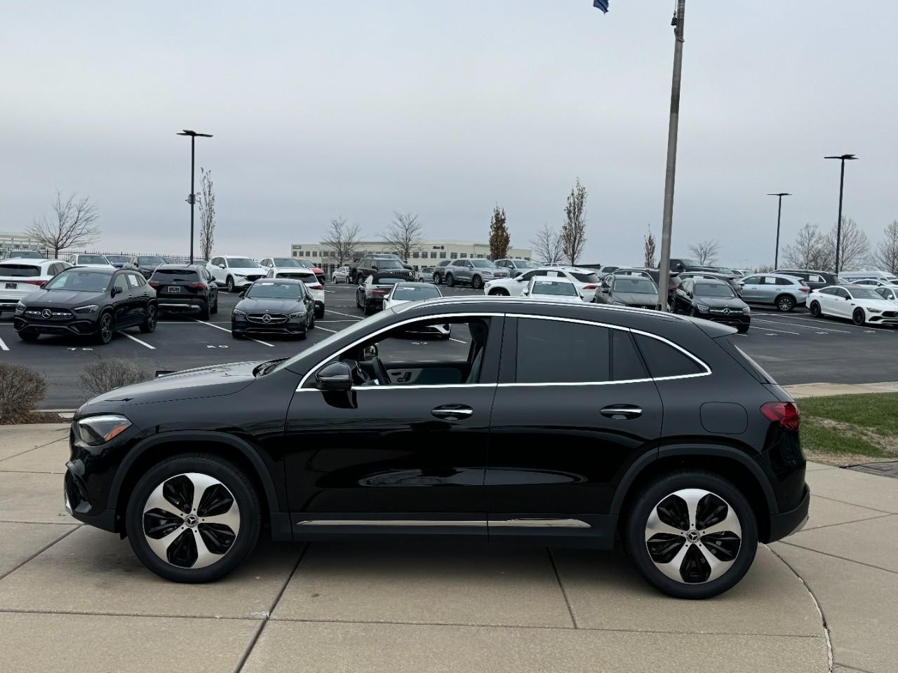 Mercedes-Benz GLA Vehicle Full-screen Gallery Image 2