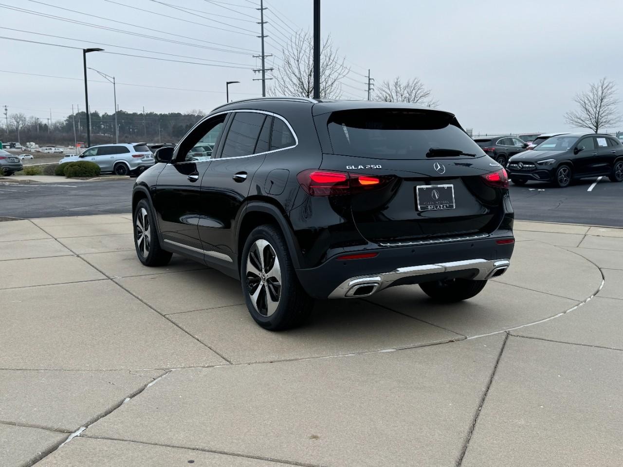 Mercedes-Benz GLA Vehicle Full-screen Gallery Image 3