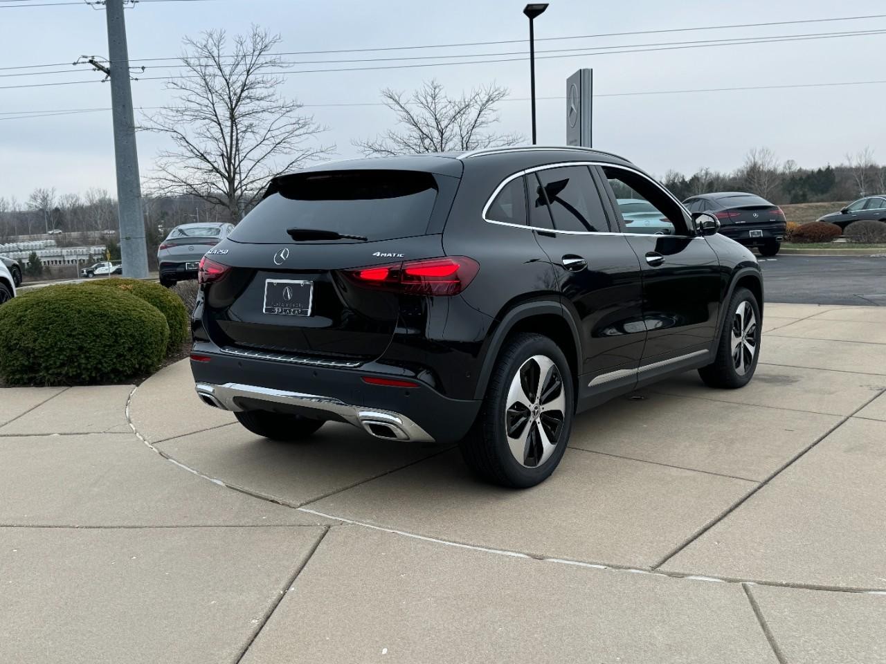 Mercedes-Benz GLA Vehicle Full-screen Gallery Image 4