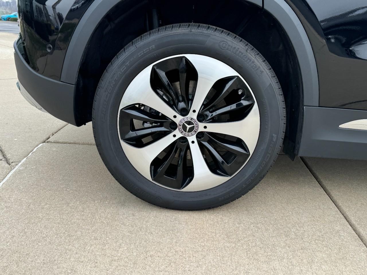 Mercedes-Benz GLA Vehicle Full-screen Gallery Image 5