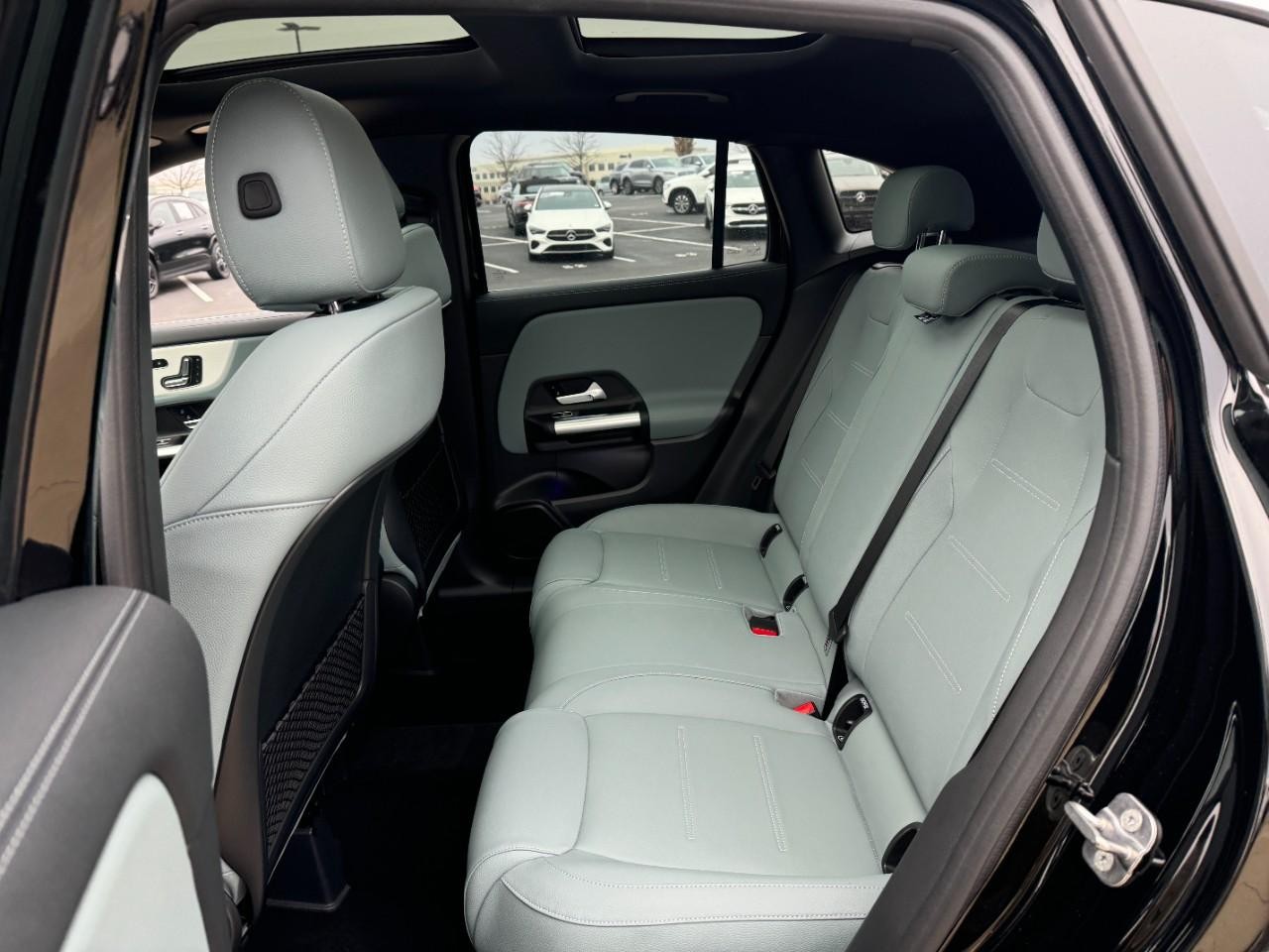 Mercedes-Benz GLA Vehicle Full-screen Gallery Image 8