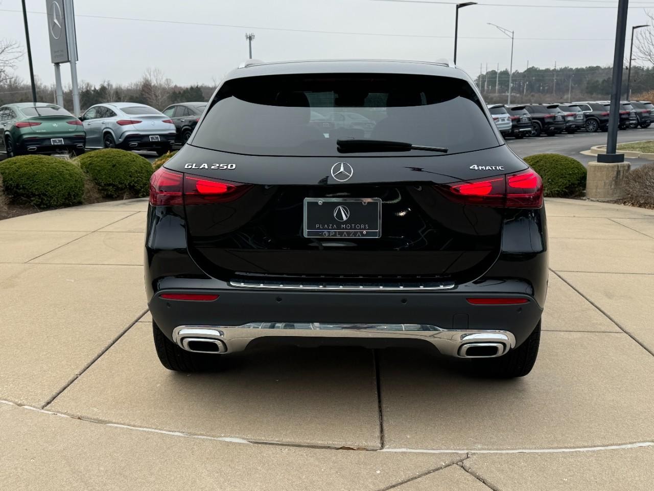 Mercedes-Benz GLA Vehicle Full-screen Gallery Image 9