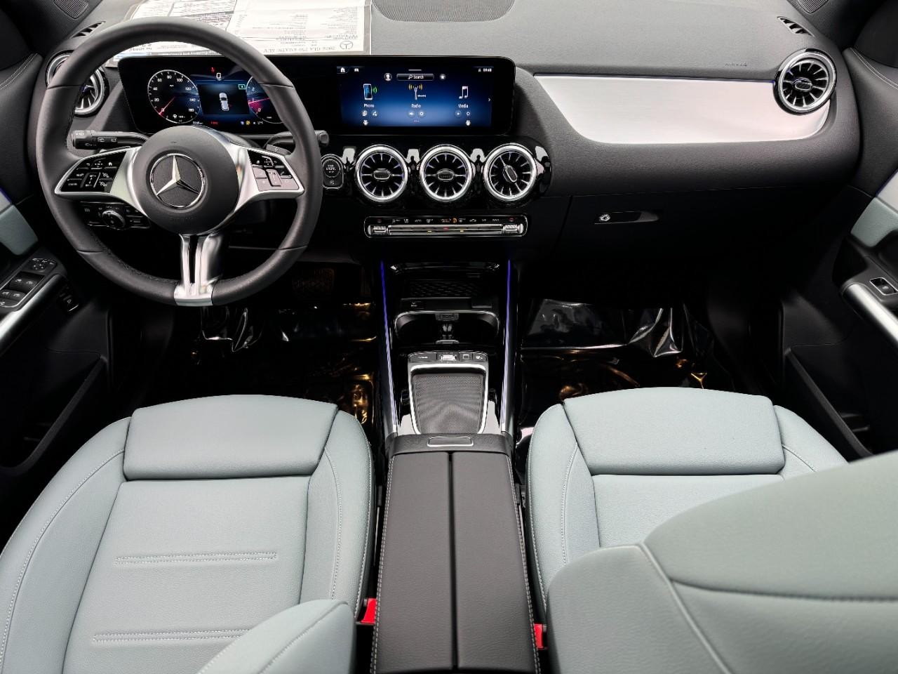 Mercedes-Benz GLA Vehicle Full-screen Gallery Image 12