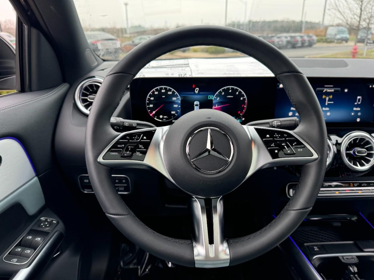 Mercedes-Benz GLA Vehicle Full-screen Gallery Image 13