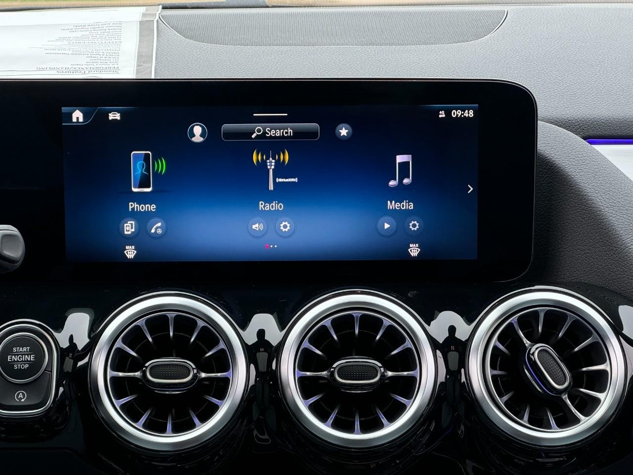 Mercedes-Benz GLA Vehicle Full-screen Gallery Image 14